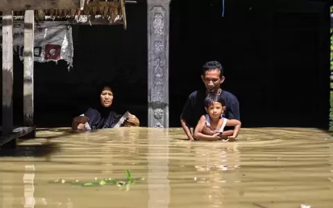 Dos muertos y 24 mil personas evacuadas por inundaciones en Indonesia