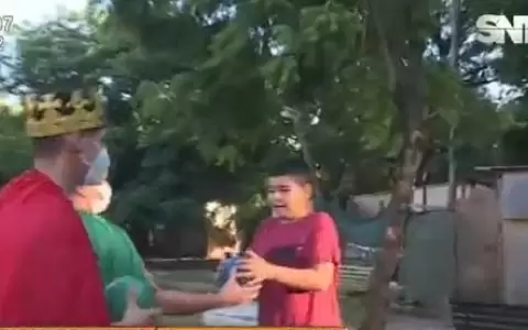Reyes Magos de la Polic�a entregan regalos a ni�os