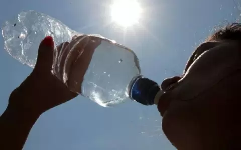 Instan al consumo de agua para evitar la deshidrataci�n en los d�as de intenso calor.