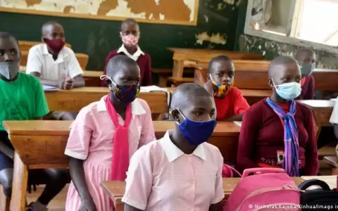 Uganda reabre escuelas tras casi dos a�os de cierre por Covid-19