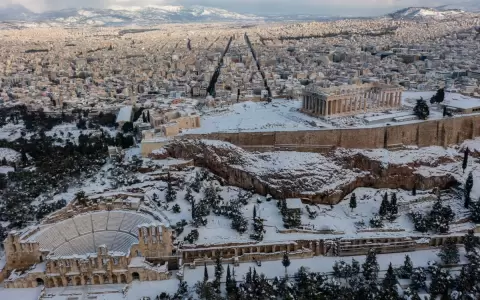 Inusual tornado de nieve en medio de fuertes tormentas en Grecia