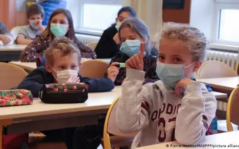 Las escuelas en Francia se rebelan contra el caos de medidas anti-Covid