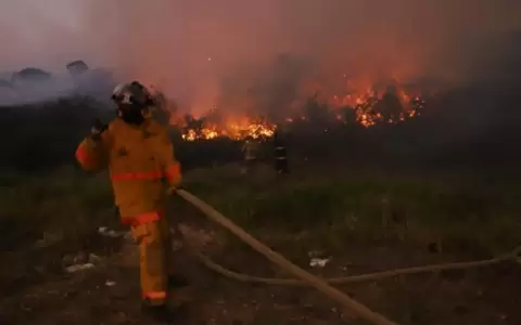 Diputado destaca labor de bomberos en voraces incendios
