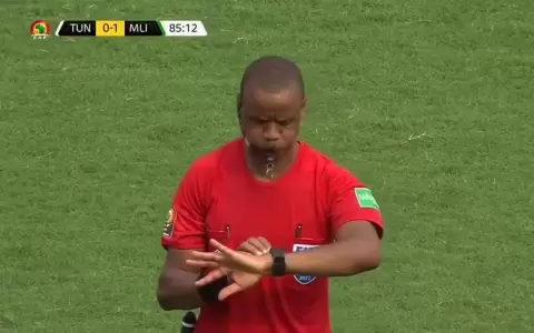 �Ins�lito! �rbitro finaliza partido dos veces antes de tiempo