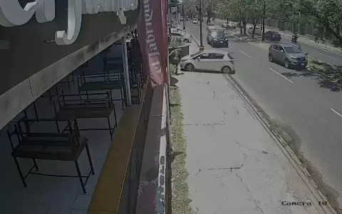 �Joven esquiv� de un salto a un autom�vil que lo iba a chocar!