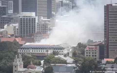 Controlan "devastador" incendio en el Parlamento de Sud�frica