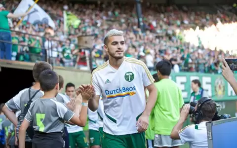 Barros Schelotto convoca a Paredes en reemplazo de Cubas