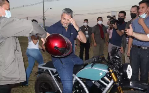 �Qu� moto us� Marito para su particular llegada al acto de la ANDE?
