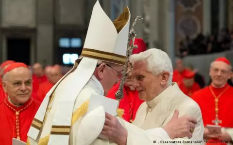 Vaticano defiende a Benedicto XVI en casos de abuso
