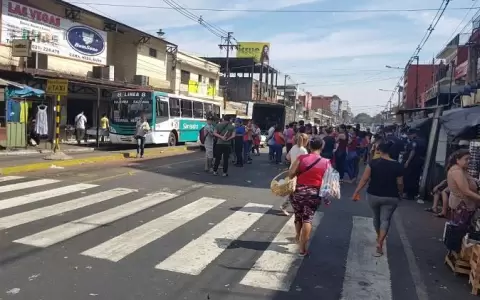 Mercado 4: Permisionarios se movilizan pidiendo destituci�n del director