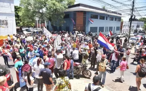 Denuncian a diputado "antivacuna" por liderar atropello al diario �ltima Hora