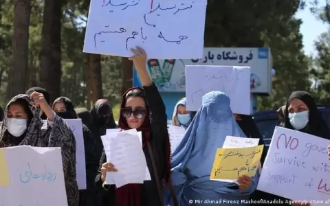 Los talibanes deben "reconocer los derechos b�sicos de las mujeres"