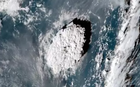 Alertas de tsunami en EEUU y Jap�n y evacuaci�n en costa de Chile por volc�n submarino