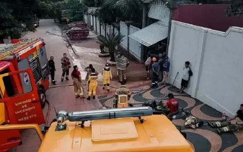 Bomberos se visten de h�roes y salvan del fuego a toda una familia