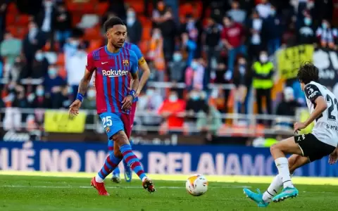 El Valencia de Omar Alderete cae goleado ante el Barcelona