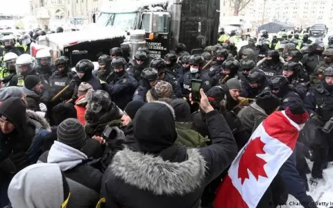 Polic�a despeja centro de Ottawa de manifestantes antivacunas