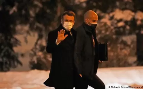 Macron llama a Putin a encontrar una soluci�n que evite una guerra