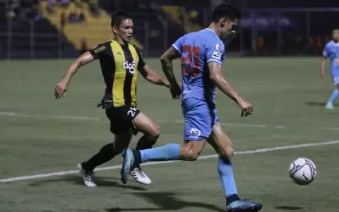 Sobre el final, Resistencia salva el invicto ante un endeble Guaran�