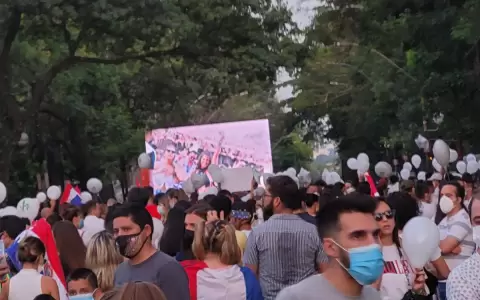 Voces de protesta: �Somos m�s los buenos que los malos, se�or presidente�