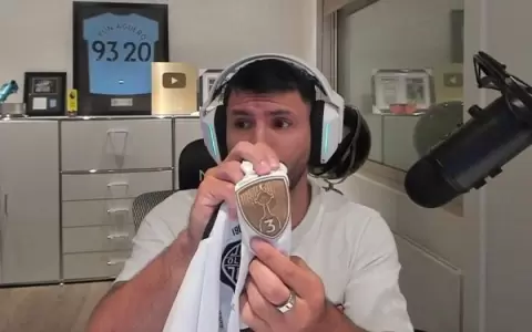 Sergio �Kun� Ag�ero exhibe la nueva camiseta de Olimpia