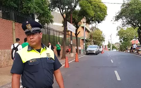 Anuncian multas a padres que estacionen frente a colegios