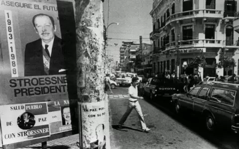 Hace 33 a�os ca�a el stronismo e iniciaba un complejo proceso democr�tico
