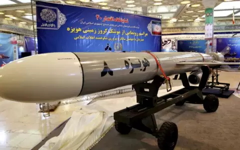 Ir�n presenta poderoso misil bal�stico en medio de conversaciones sobre pacto nuclear