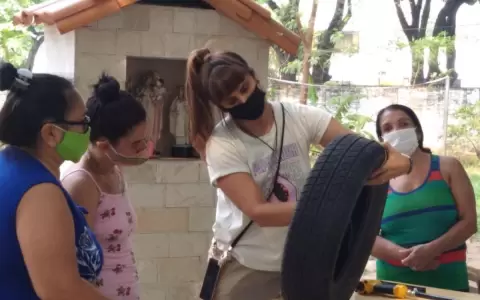 Aprenden a fabricar �pufs� con elementos reciclados