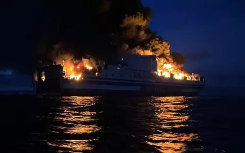 Ferri con 290 personas se incendia, navegaba entre Grecia e Italia