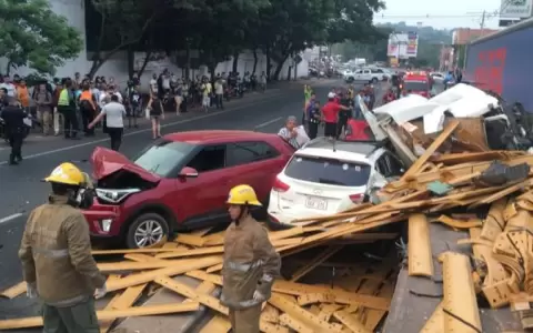 Cami�n de gran porte arrasa con veh�culos sobre Acceso Sur y deja un herido