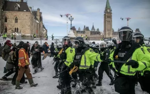 Casi 200 detenidos en una operaci�n para dispersar la protesta antivacunas en Ottawa