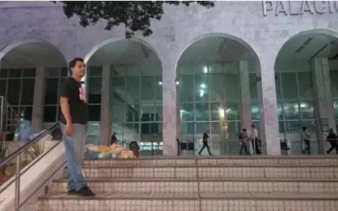 Padre lleva 24 horas encadenado por amparo para medicamentos de IPS