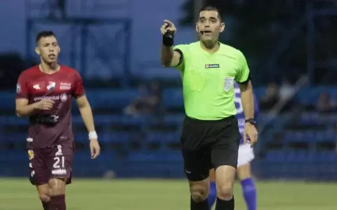 Nacional y su molestia con el arbitraje por el gol anulado a Arr�a
