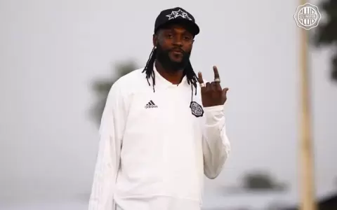 FIFA notifica a Olimpia por deuda con Emmanuel Adebayor