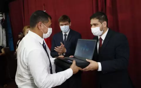 MEC entrega computadoras a docentes de Paraguar�