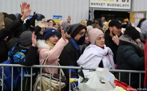 Civiles huyen de Ucrania por corredores humanitarios durante tregua de Rusia