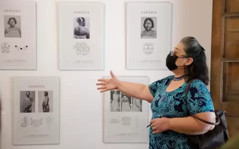 �ltima visita guiada a muestra sobre grafismo ind�gena en Casa Castelv�
