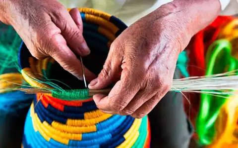 Curso de historia latinoamericana a trav�s de objetos de arte, dise�o y artesan�a