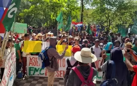 Campesinos se retiran de la capital sin conseguir derogaci�n de ley Zavala-Riera
