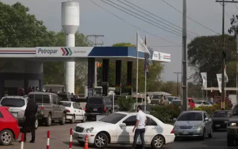 Largas filas en estaciones de PETROPAR