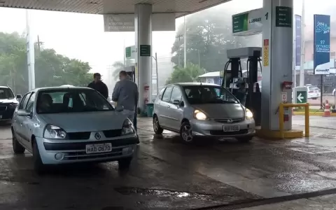 Brasile�os cruzan el puente para cargar tanque lleno