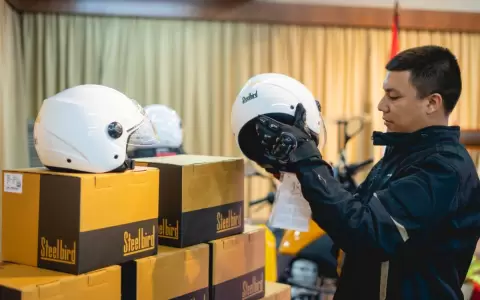 �Us� la cabeza�: obsequiar�n 100 cascos a motociclistas de �emby