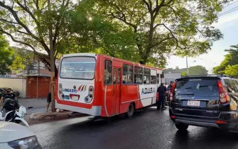 Por culpa de un bache, bus deja a 9 personas heridas