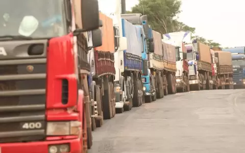 Camioneros inician movilizaci�n y advierten paro