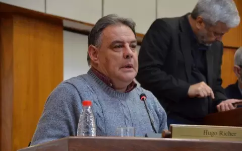 Emilio Fuster y comandante de la Armada debieron ser destituidos, seg�n senador