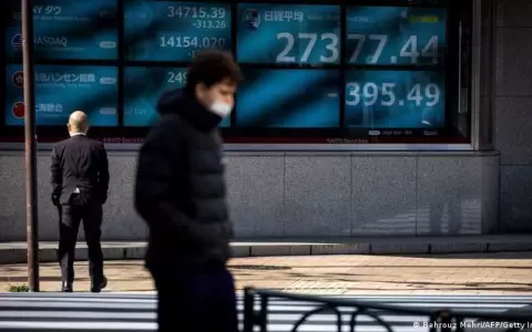 Bolsas asi�ticas caen, oro y petr�leo suben por crisis en Ucrania