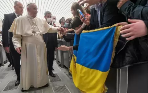 Critican al papa Francisco por no condenar la barbarie de Putin