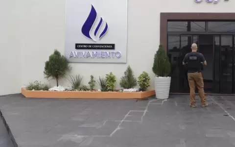 Operativo A Ultranza: Fieles del pastor pr�fugo oran en medio de allanamiento en iglesia
