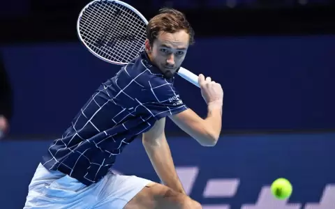De apoyar a Putin, Medvedev corre el riesgo de no jugar Wimbledon