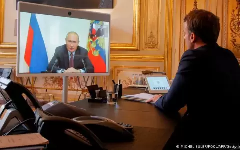 Putin le dice a Macron que obtendr� sus objetivos "por la negociaci�n o por la guerra"